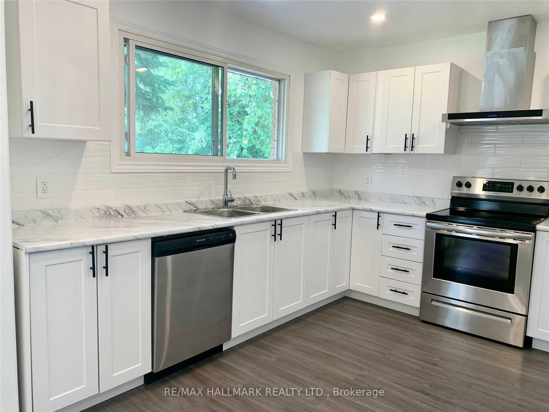 Photo 2 of 302 Walter Drive, Georgina, Keswick South — HOMEH