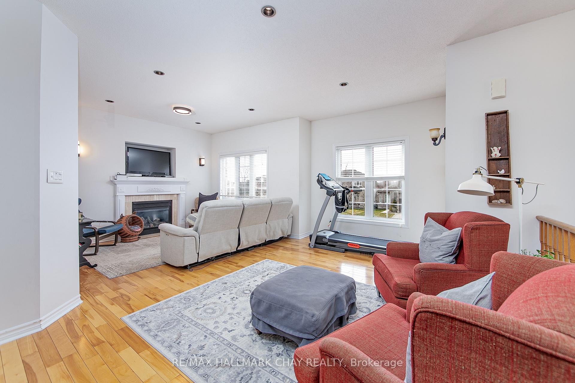 Photo 3 of 31 Esther Drive, Barrie, Painswick South — HOMEH