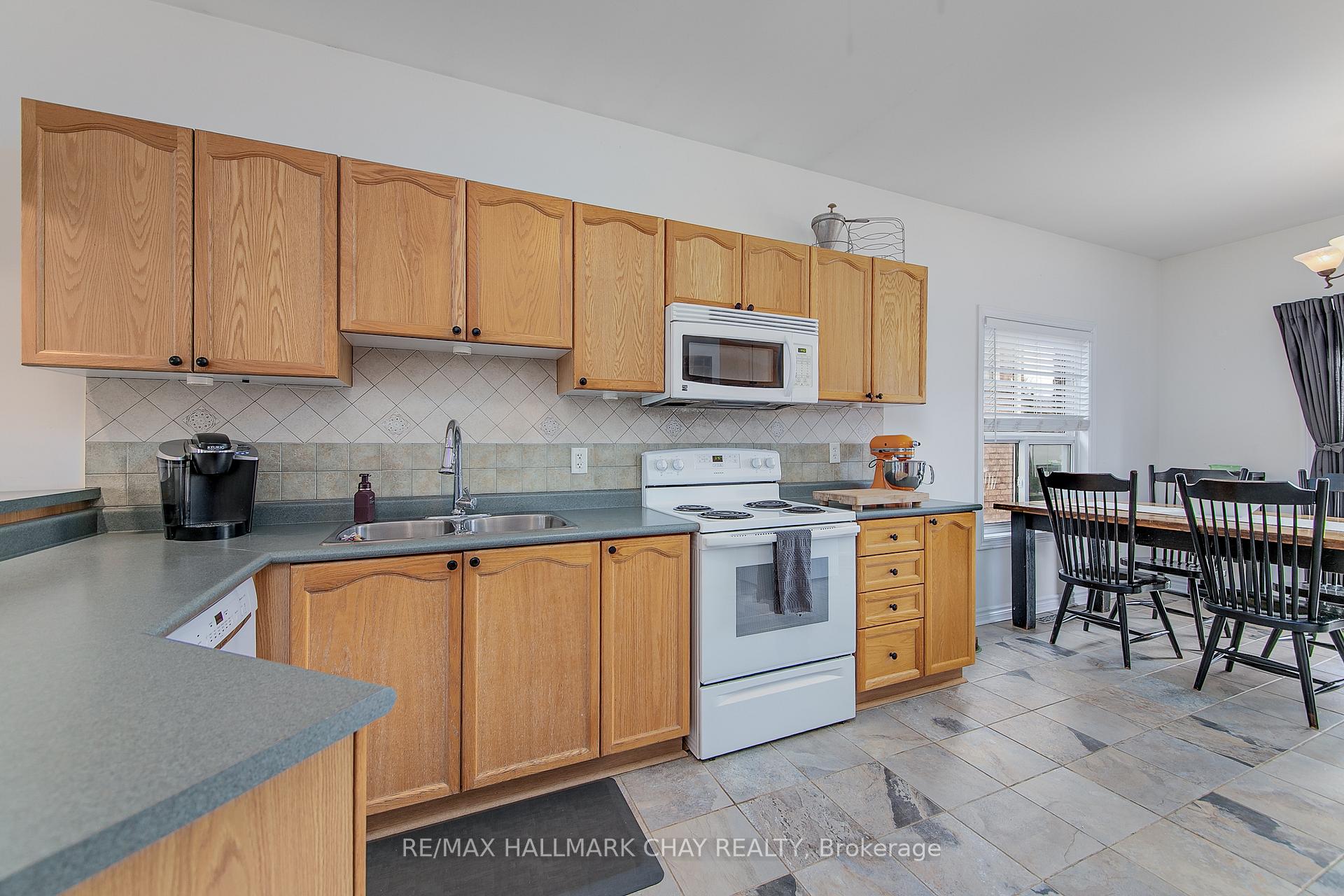Photo 7 of 31 Esther Drive, Barrie, Painswick South — HOMEH