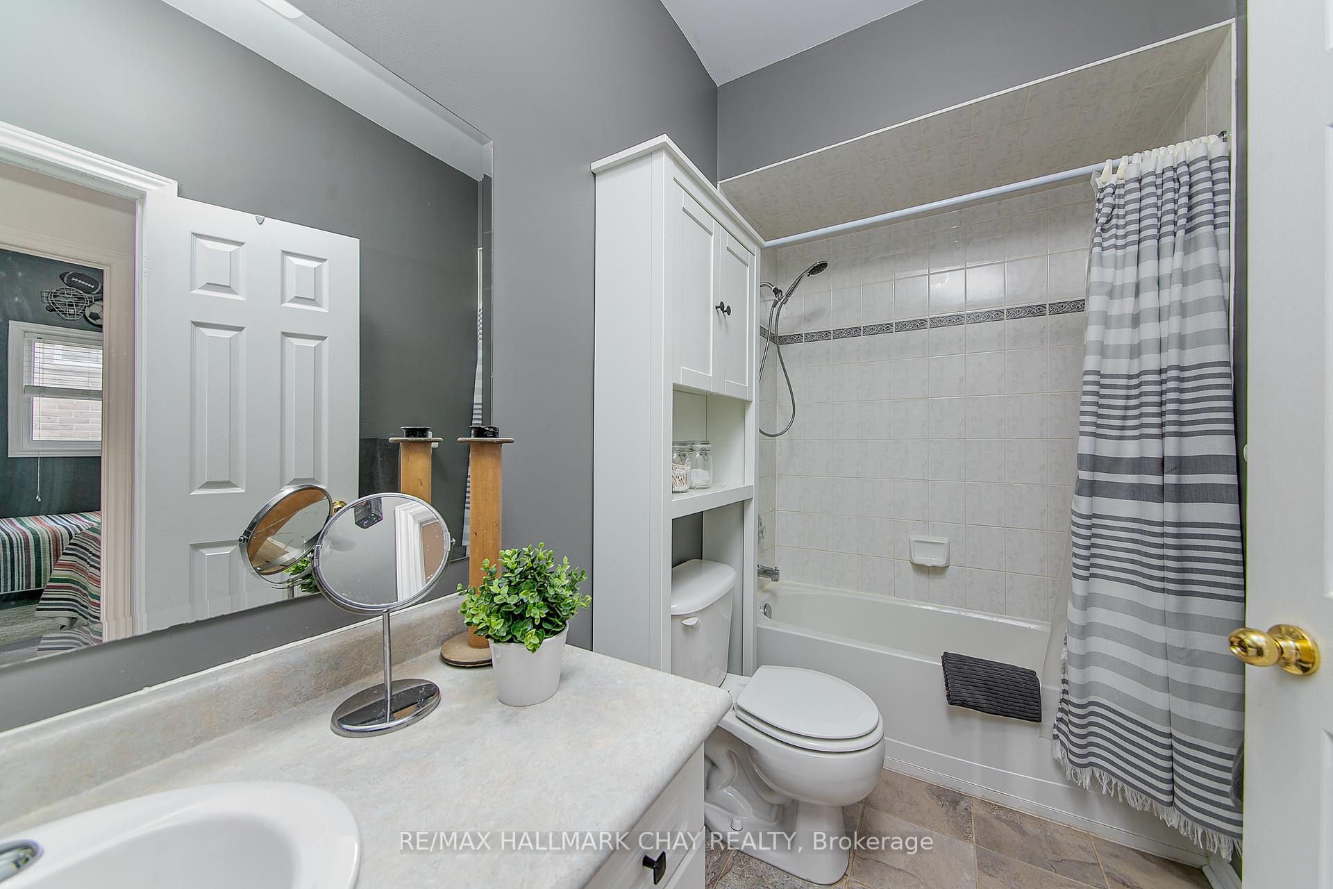 Photo 19 of 31 Esther Drive, Barrie, Painswick South — HOMEH