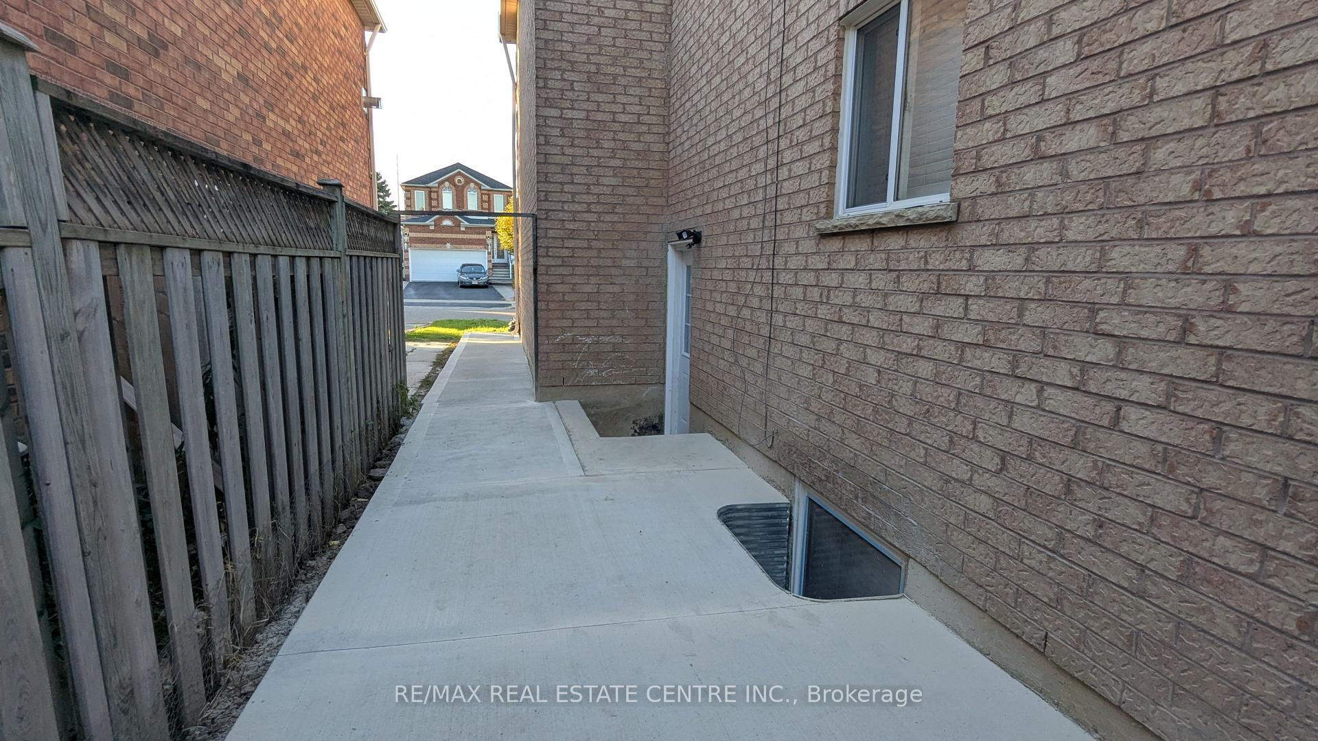 Photo 14 of Unit Basement, 21 Summerdale Crescent, Brampton, Fletcher's Meadow — HOMEH