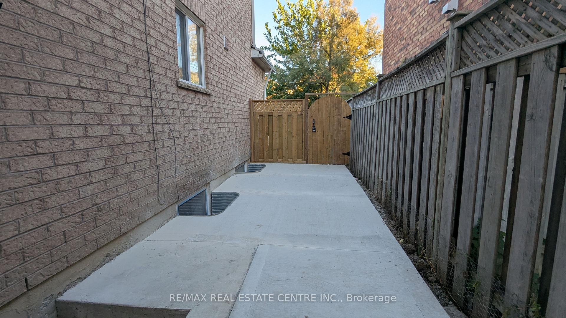 Photo 15 of Unit Basement, 21 Summerdale Crescent, Brampton, Fletcher's Meadow — HOMEH
