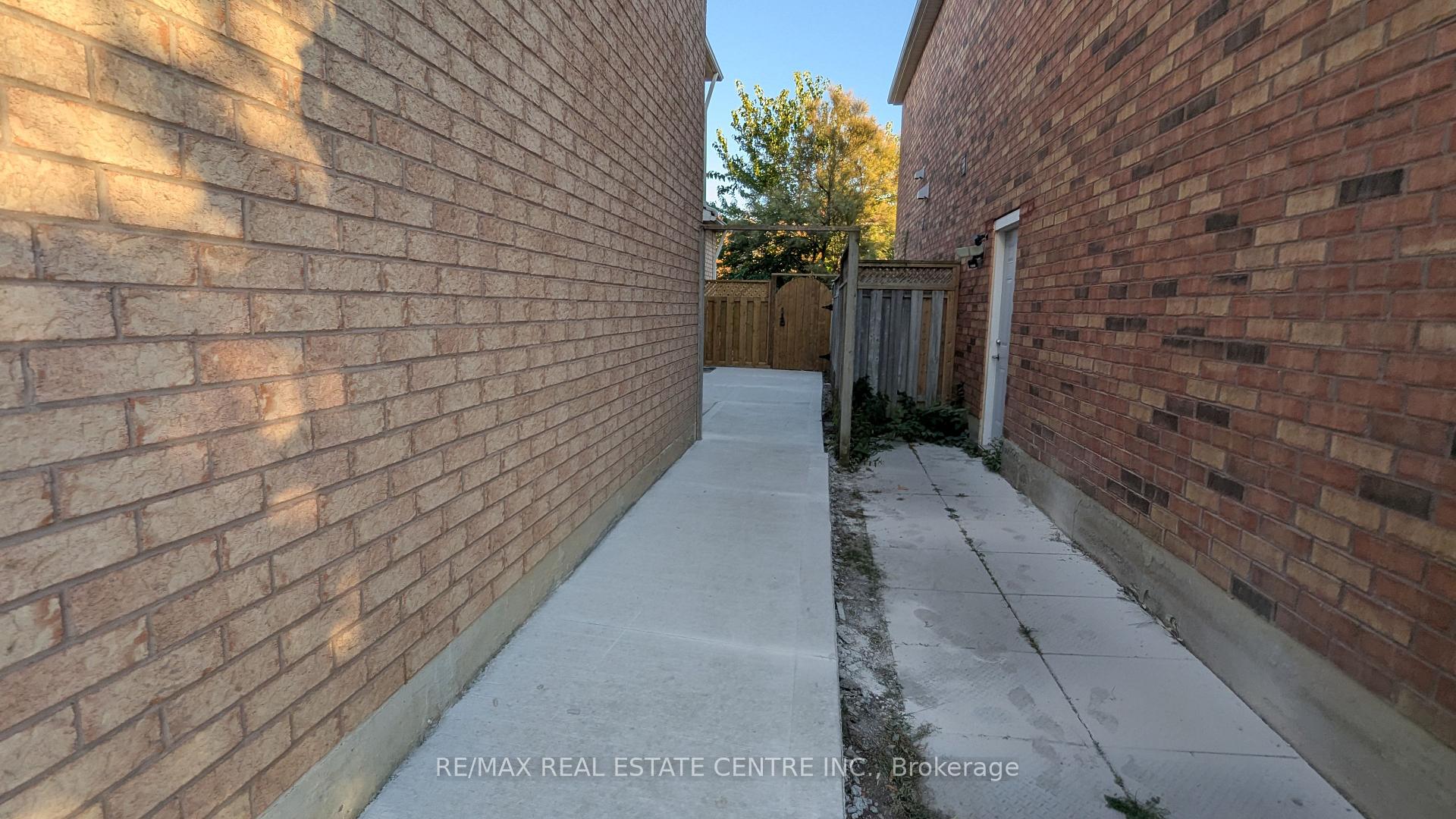 Photo 16 of Unit Basement, 21 Summerdale Crescent, Brampton, Fletcher's Meadow — HOMEH