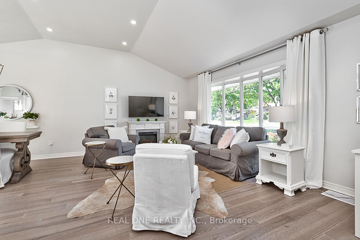 Photo 5 of 4524 Longmoor Drive, Burlington, Shoreacres — HOMEH