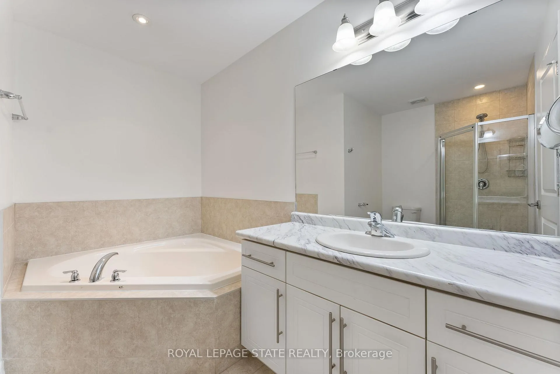 Photo 38 of 68 Dodman Crescent, Hamilton, Meadowlands — HOMEH