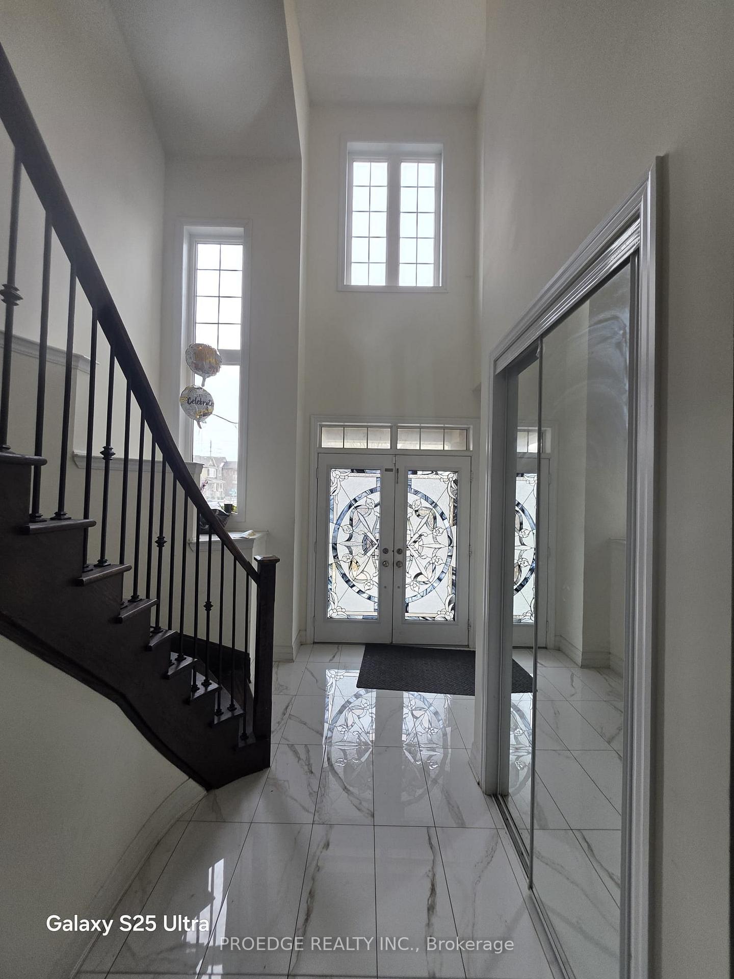 Front of 15 Troyer Street N
