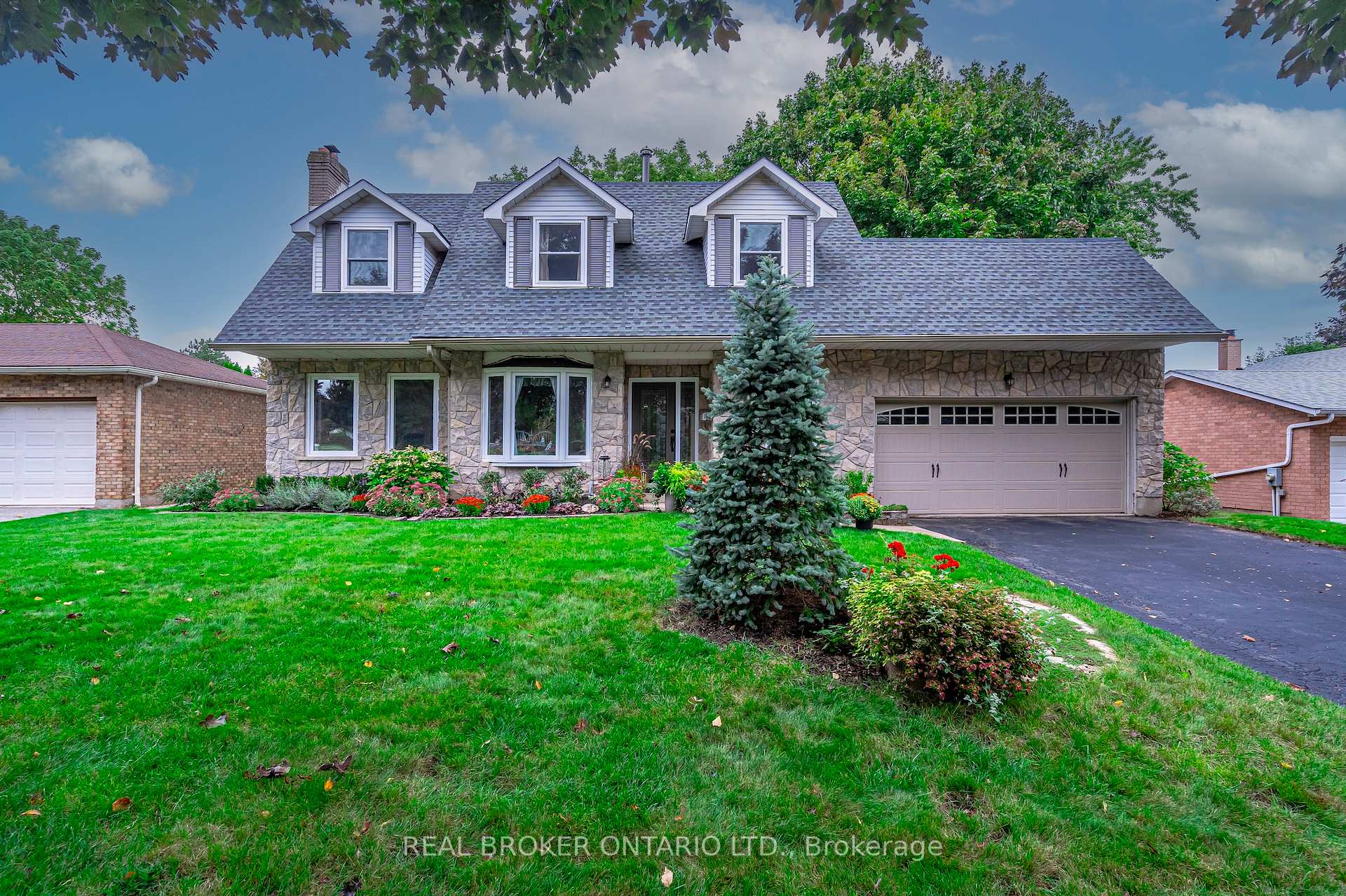 Photo 2 of 15 Blue Forest Drive, Grimsby, Grimsby Beach — HOMEH