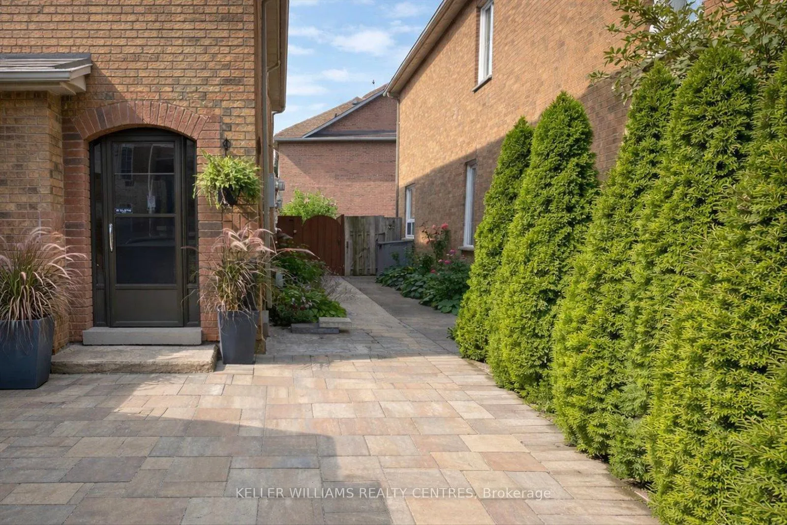 Photo 3 of Unit 8, 78 Tania Crescent, Vaughan, Maple — HOMEH