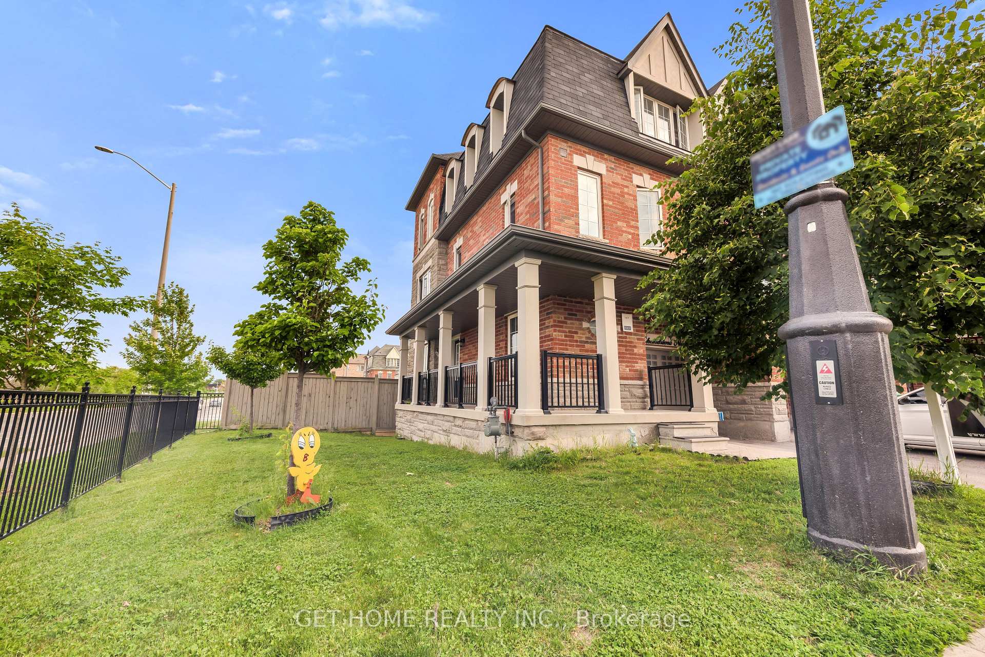Photo 3 of 21 Rabbit Run Way, Brampton, Heart Lake — HOMEH