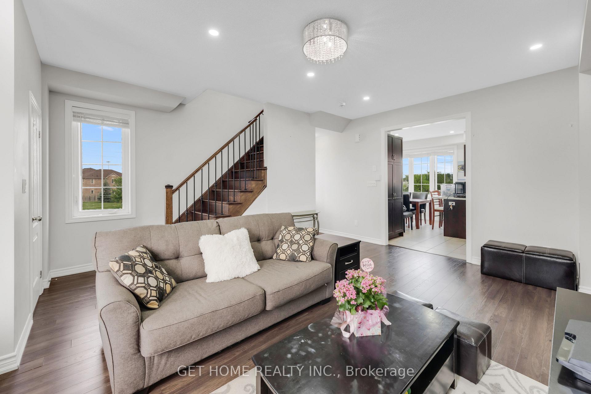 Photo 14 of 21 Rabbit Run Way, Brampton, Heart Lake — HOMEH