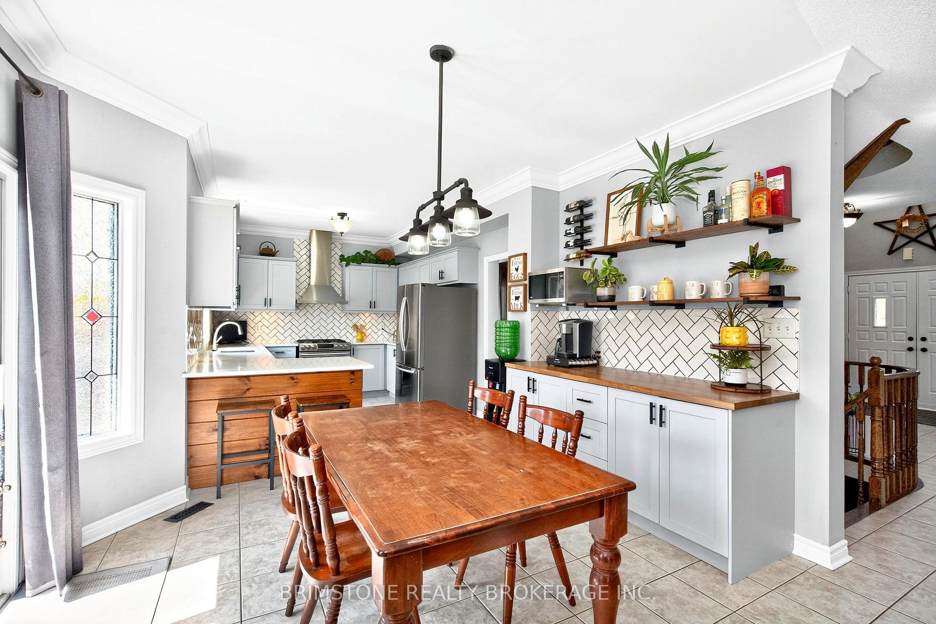 Photo 10 of 63 Prince George Crescent, Barrie, Innis-Shore — HOMEH