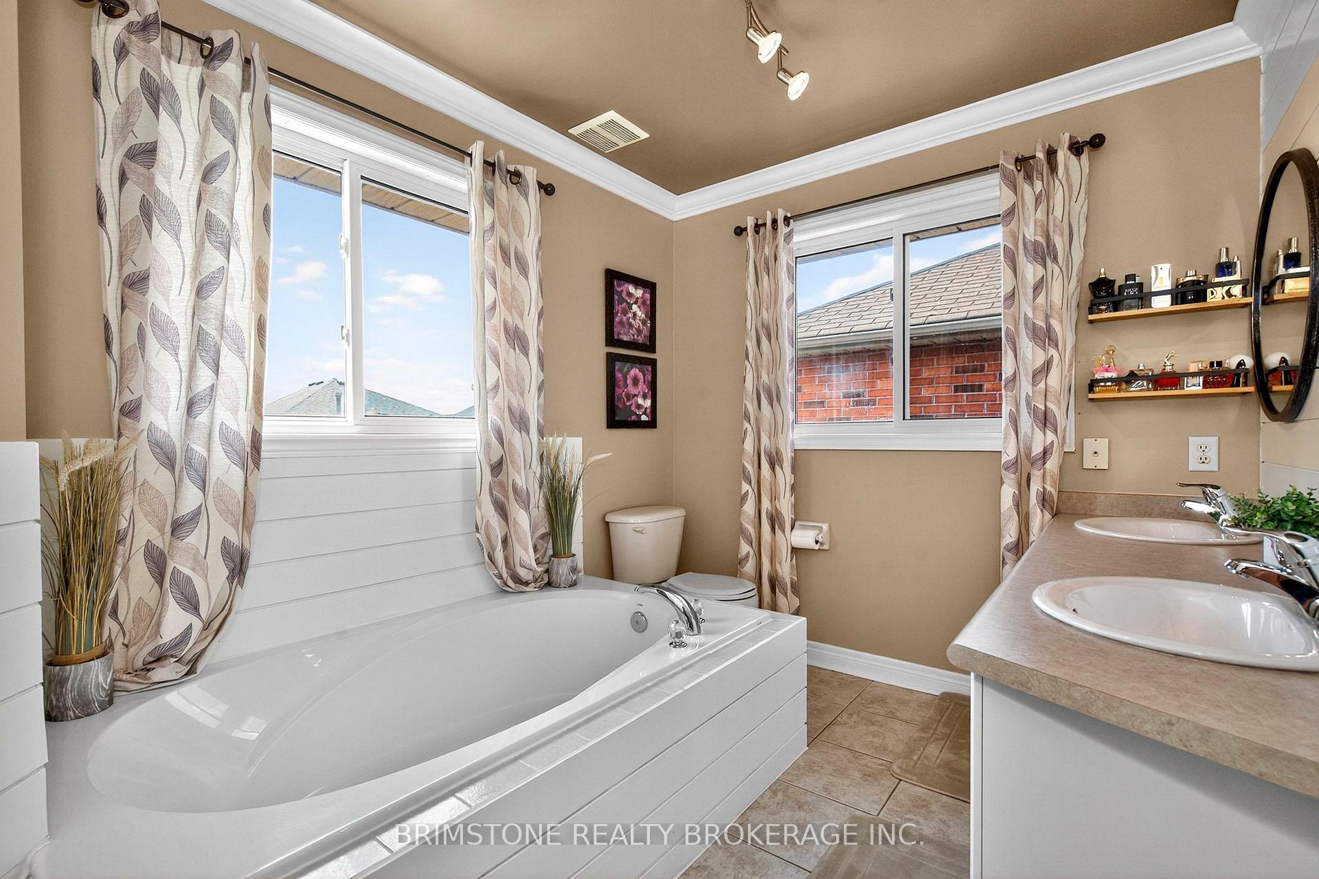 Photo 24 of 63 Prince George Crescent, Barrie, Innis-Shore — HOMEH
