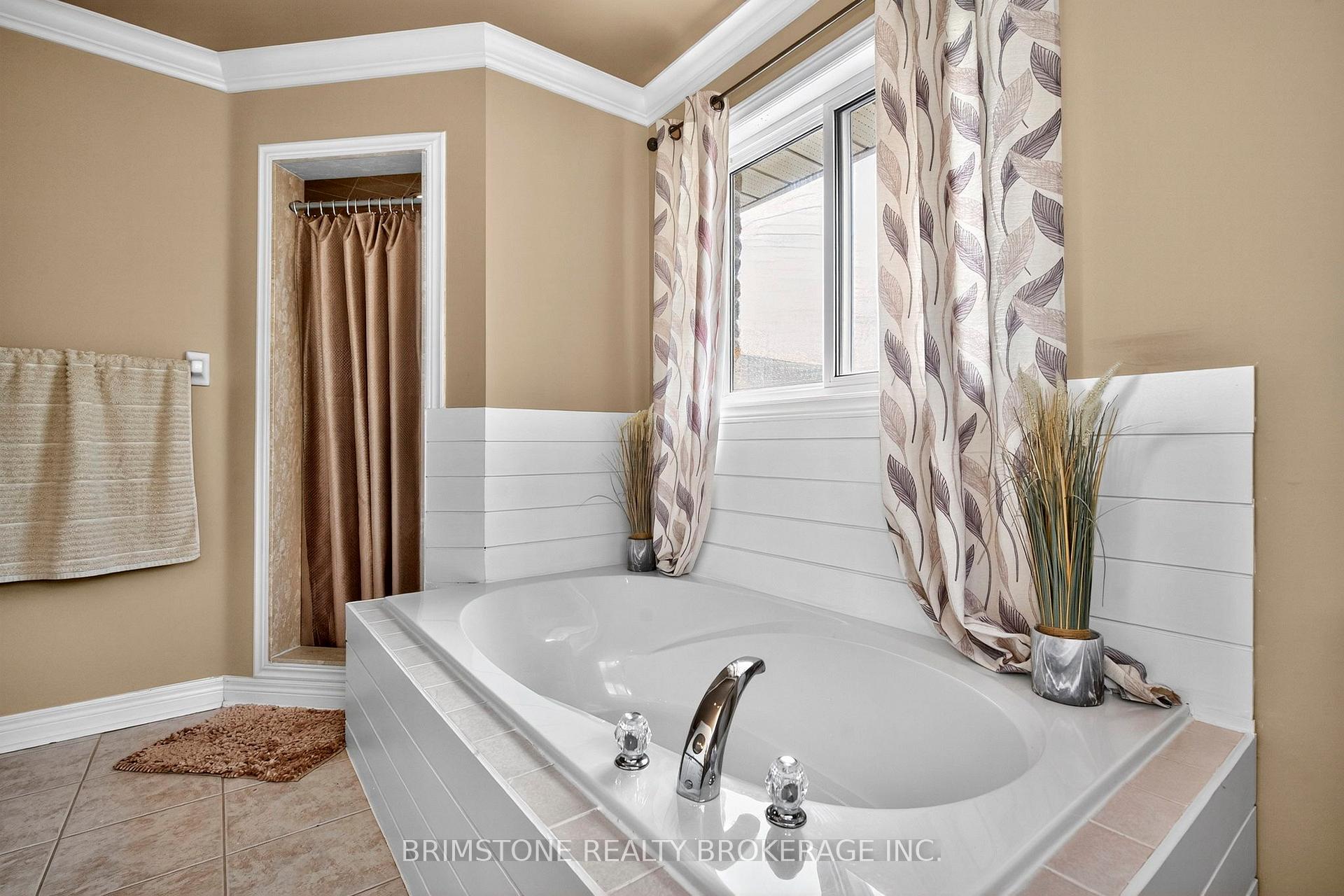 Photo 26 of 63 Prince George Crescent, Barrie, Innis-Shore — HOMEH