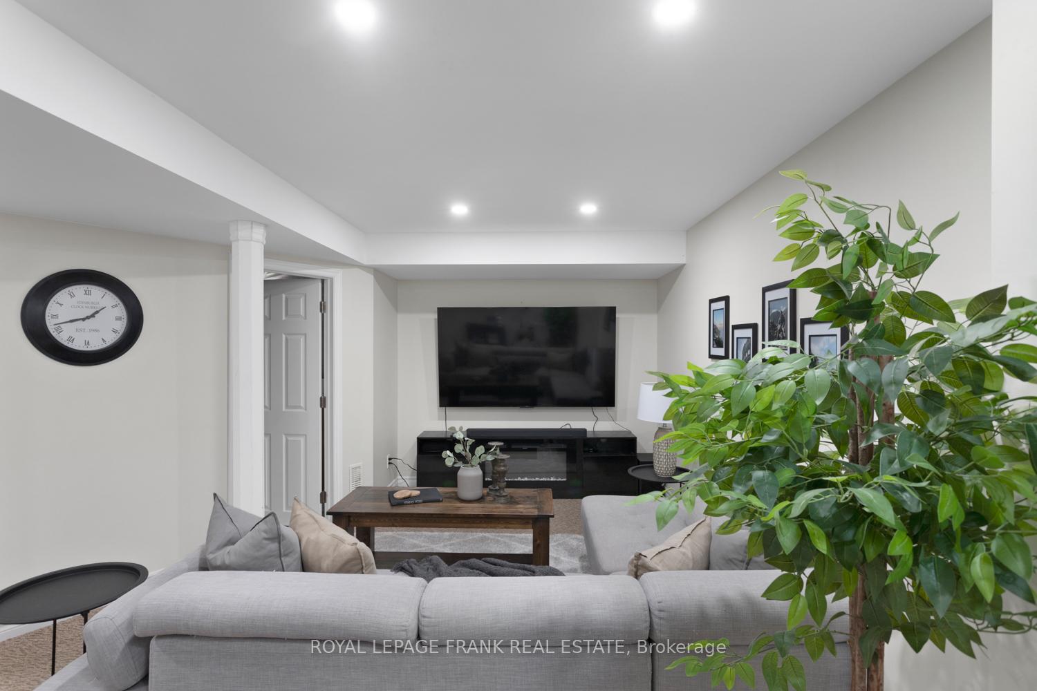 Photo 15 of 88 Richfield Square, Clarington, Courtice — HOMEH
