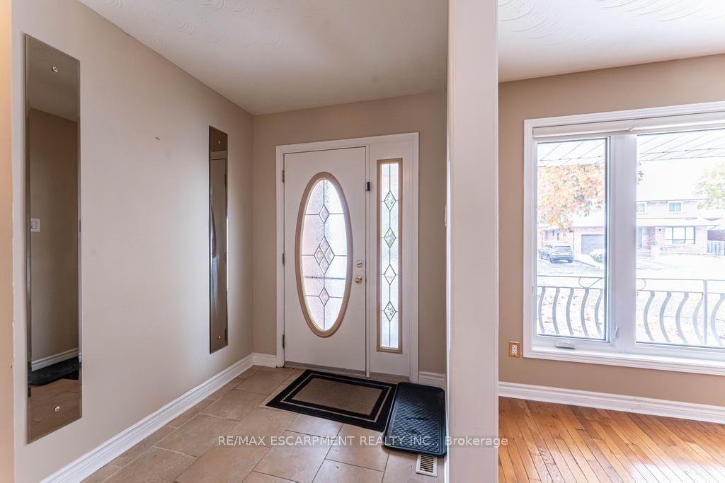 Photo 2 of 162 Solomon Crescent, Hamilton, Trenholme — HOMEH