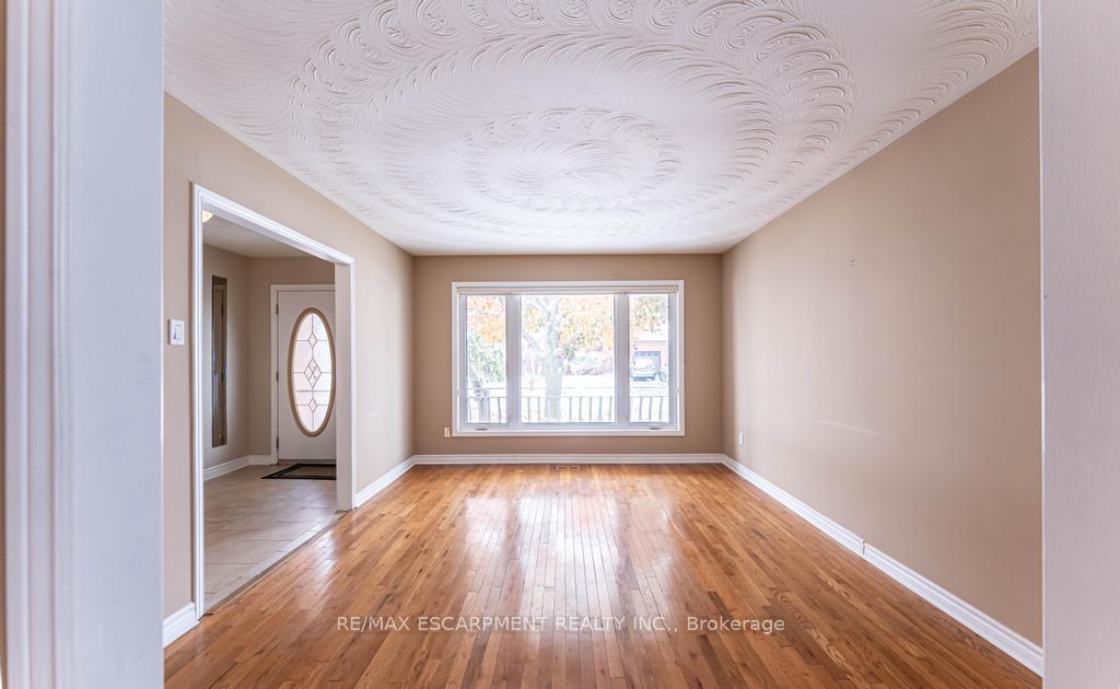 Photo 4 of 162 Solomon Crescent, Hamilton, Trenholme — HOMEH