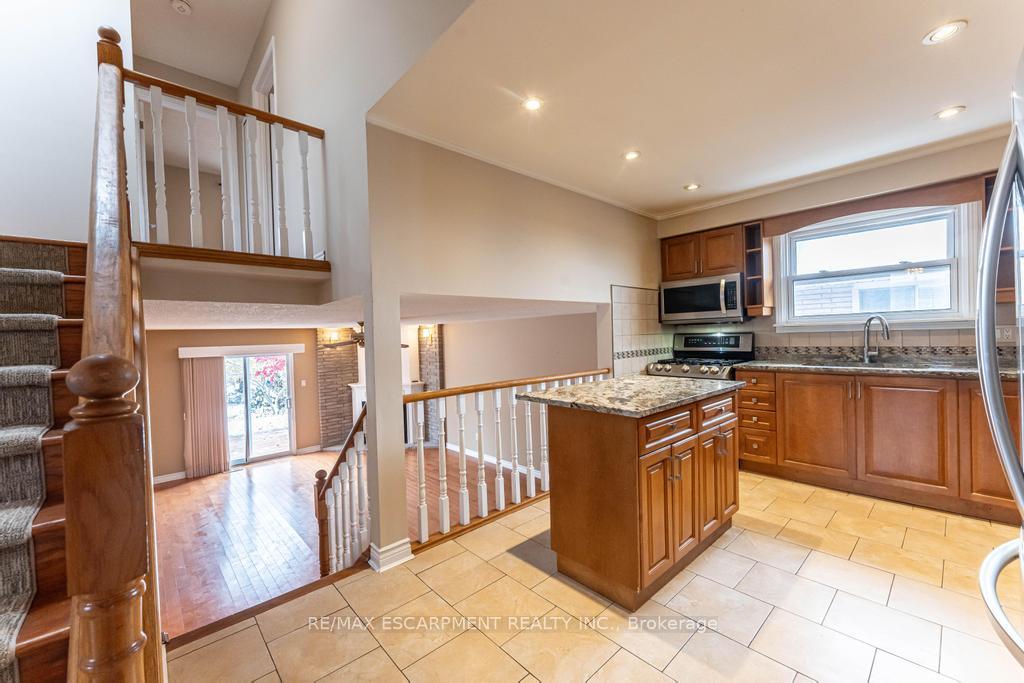 Photo 6 of 162 Solomon Crescent, Hamilton, Trenholme — HOMEH