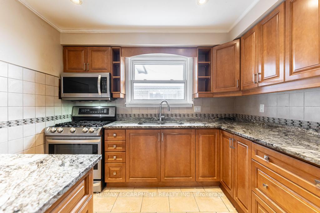 Photo 7 of 162 Solomon Crescent, Hamilton, Trenholme — HOMEH