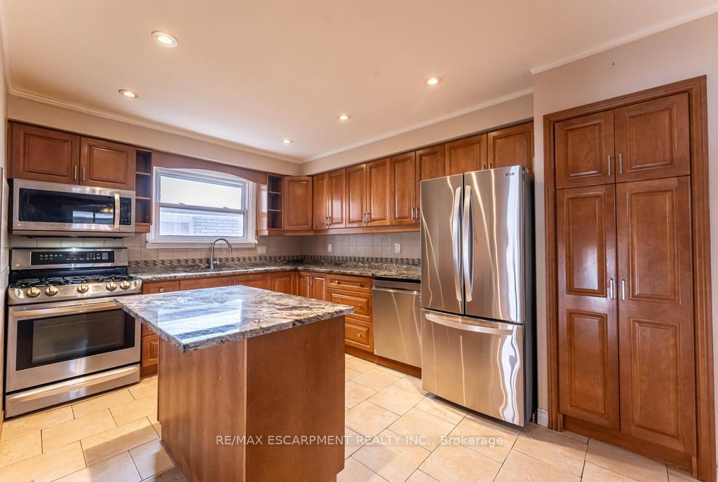 Photo 8 of 162 Solomon Crescent, Hamilton, Trenholme — HOMEH