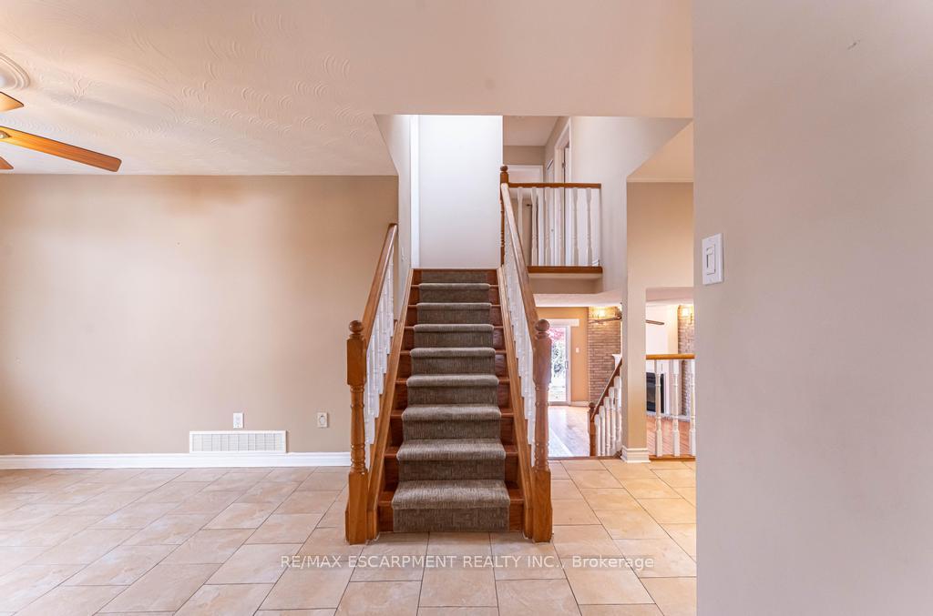 Photo 9 of 162 Solomon Crescent, Hamilton, Trenholme — HOMEH