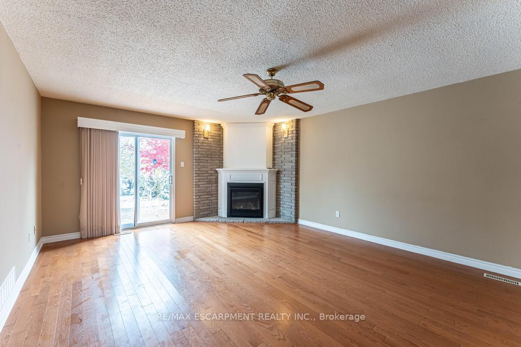 Photo 11 of 162 Solomon Crescent, Hamilton, Trenholme — HOMEH