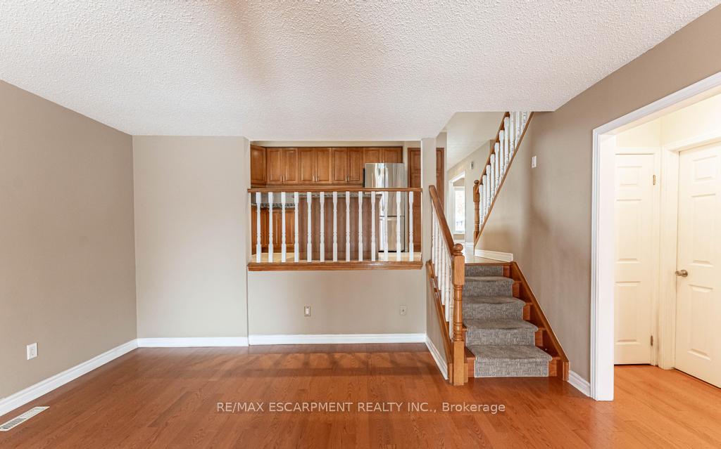 Photo 12 of 162 Solomon Crescent, Hamilton, Trenholme — HOMEH