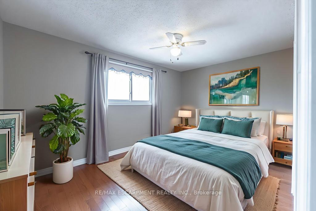 Photo 14 of 162 Solomon Crescent, Hamilton, Trenholme — HOMEH