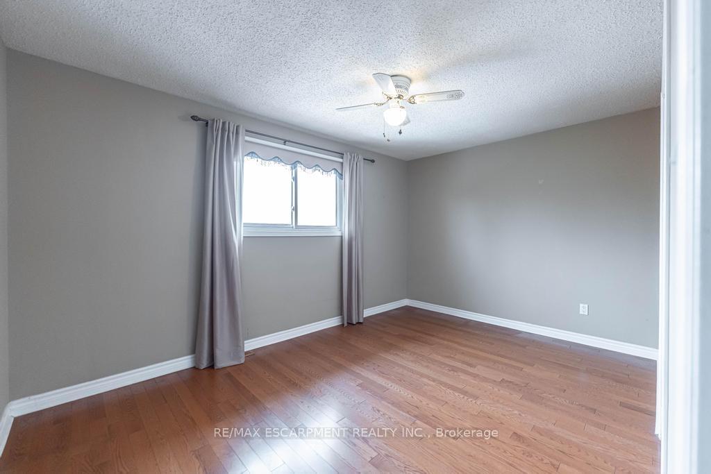 Photo 15 of 162 Solomon Crescent, Hamilton, Trenholme — HOMEH