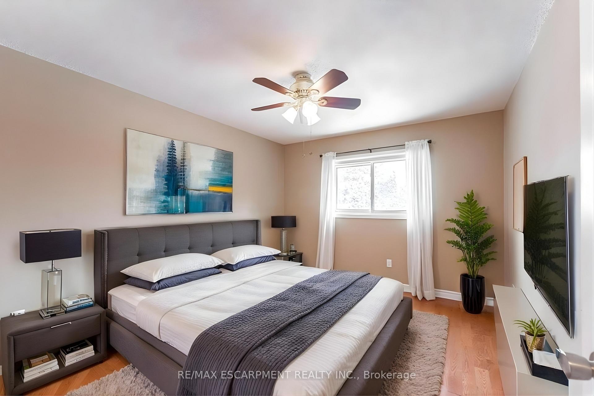 Photo 21 of 162 Solomon Crescent, Hamilton, Trenholme — HOMEH