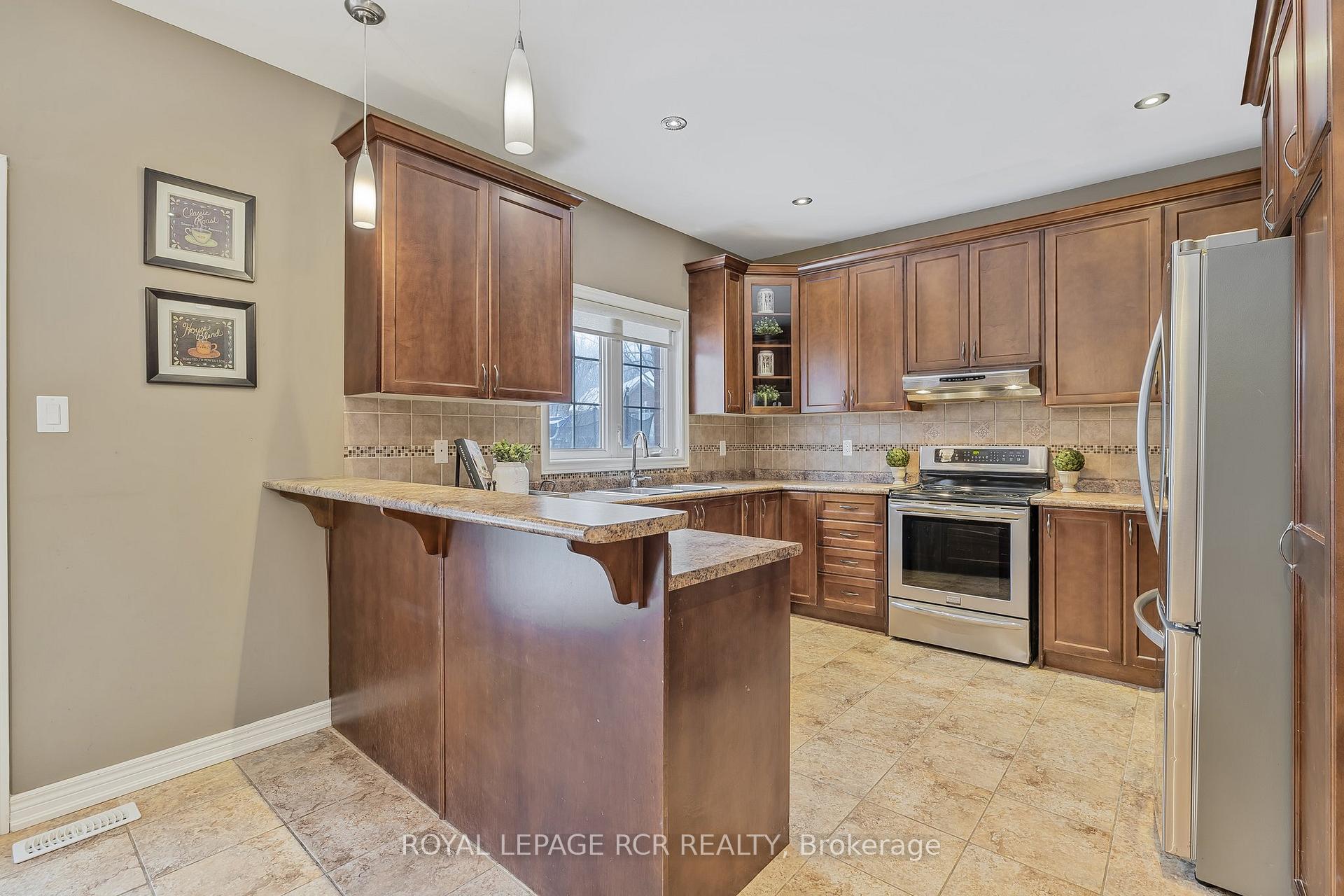 Photo 8 of 2 Littlebrook Lane, Caledon, Caledon East — HOMEH
