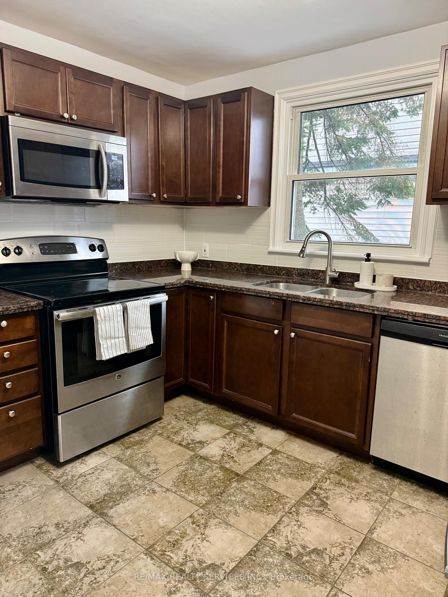 Photo 3 of Unit Upper, 145 Brantdale Avenue, Hamilton, Southam — HOMEH
