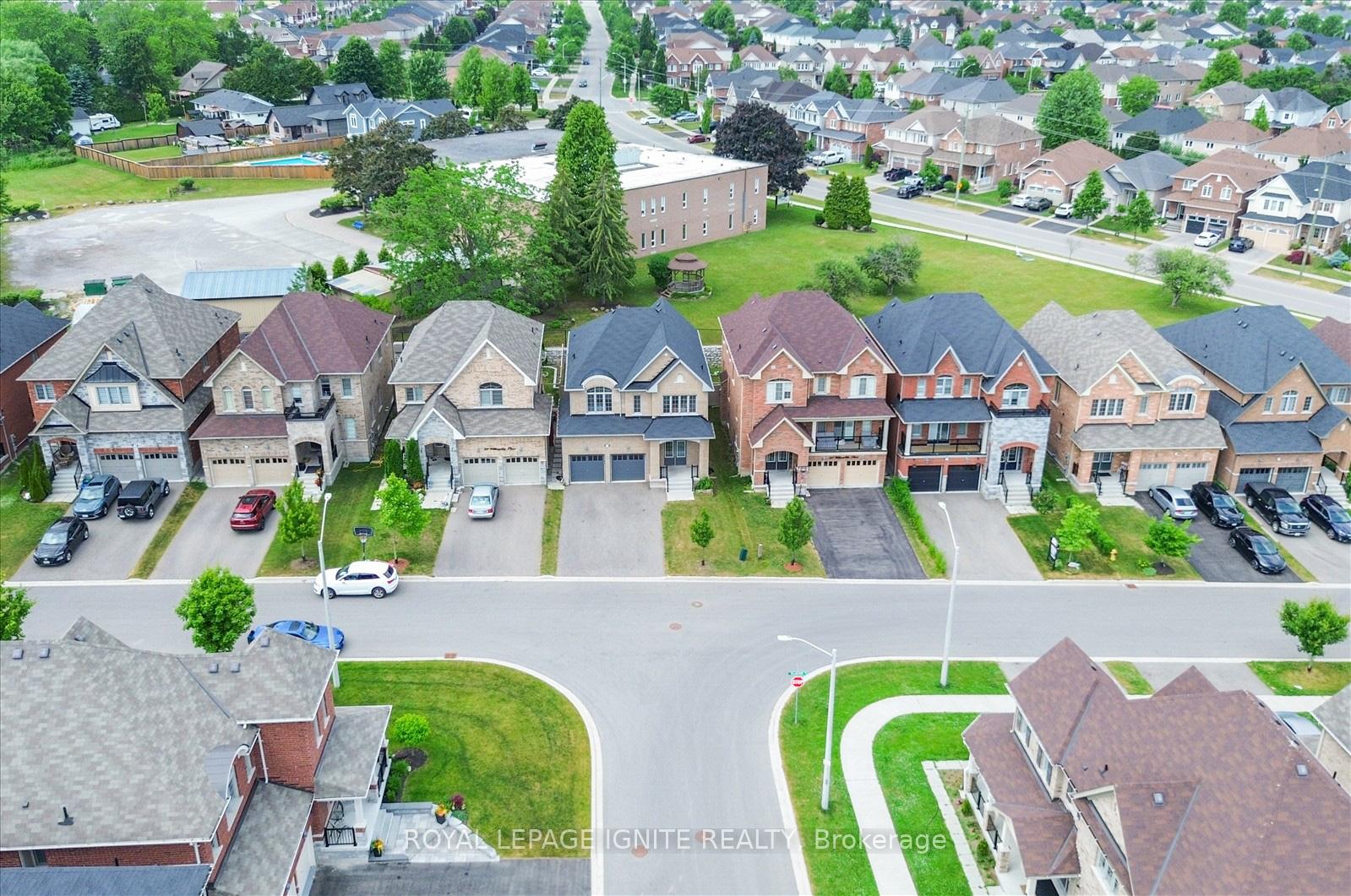 Photo 2 of 26 Willoughby Place, Clarington, Bowmanville — HOMEH