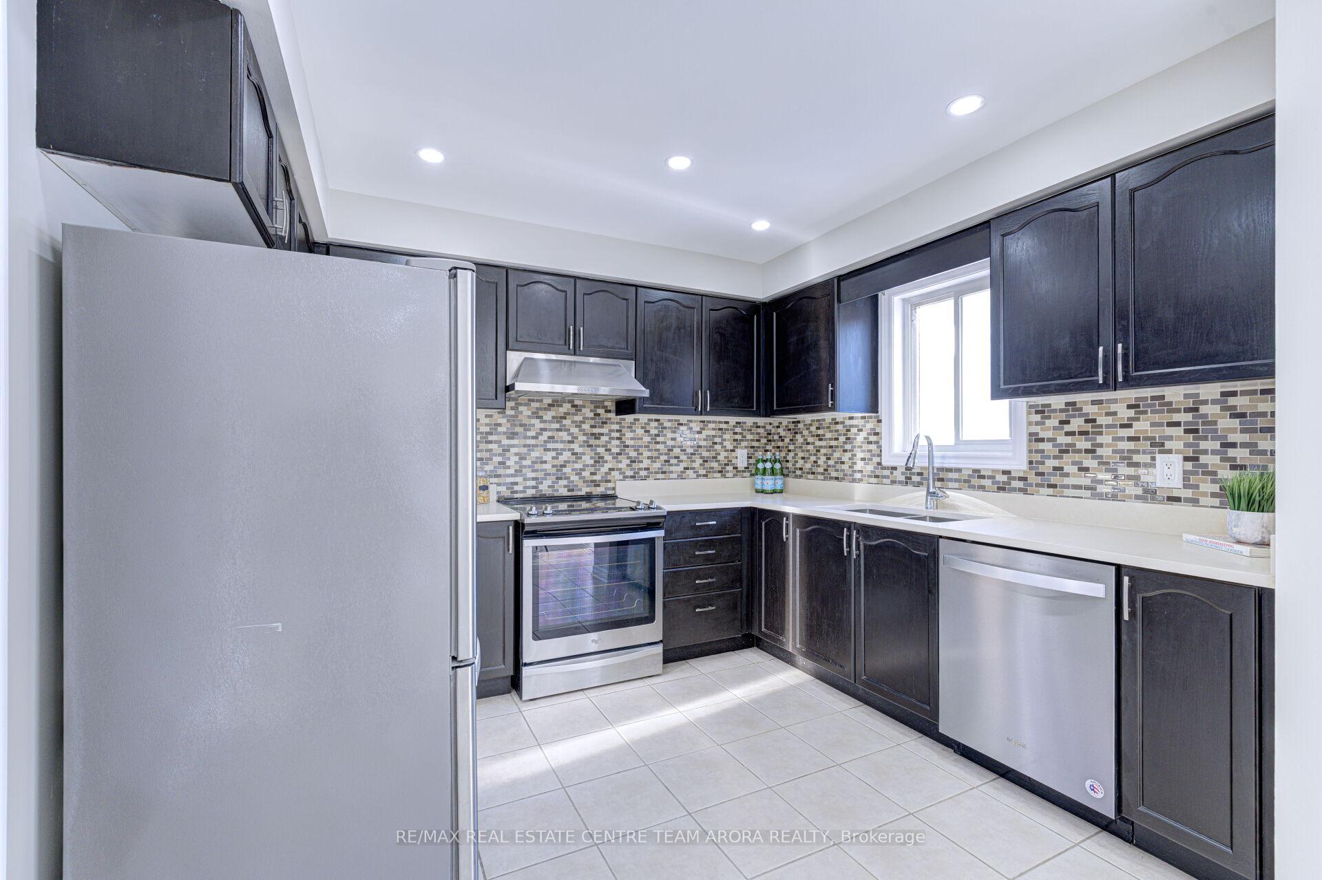 Photo 16 of 61 Ridgemore Crescent, Brampton, Fletcher's Meadow — HOMEH