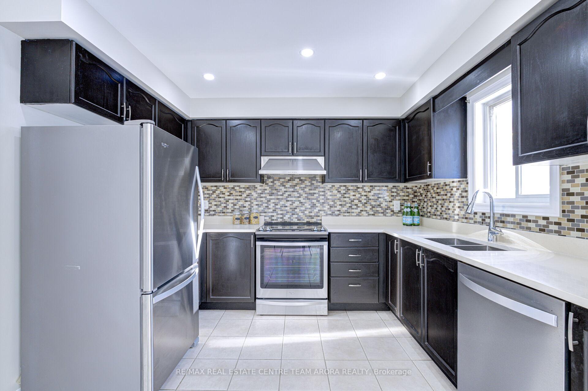 Photo 24 of 61 Ridgemore Crescent, Brampton, Fletcher's Meadow — HOMEH