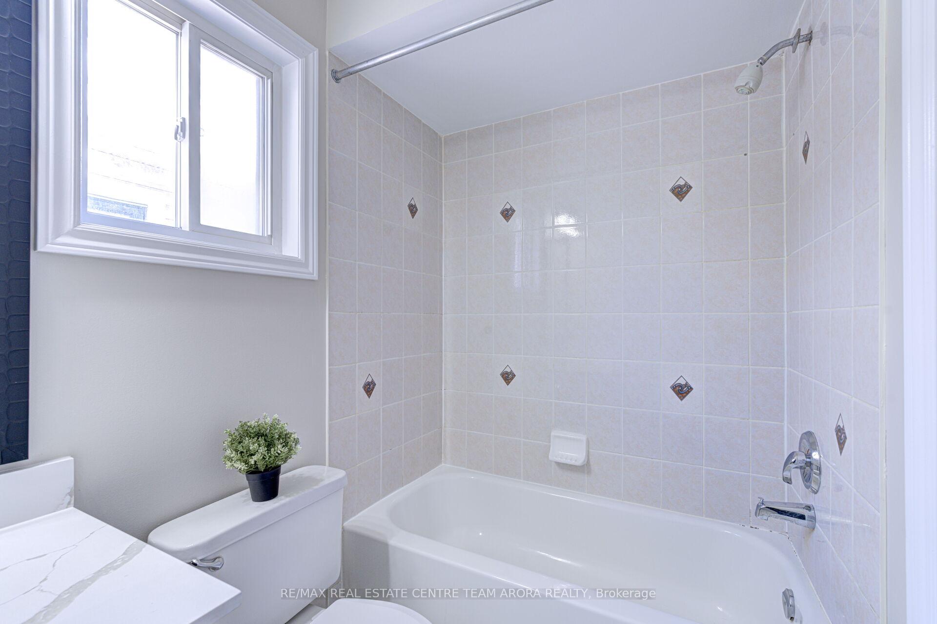 Photo 38 of 61 Ridgemore Crescent, Brampton, Fletcher's Meadow — HOMEH
