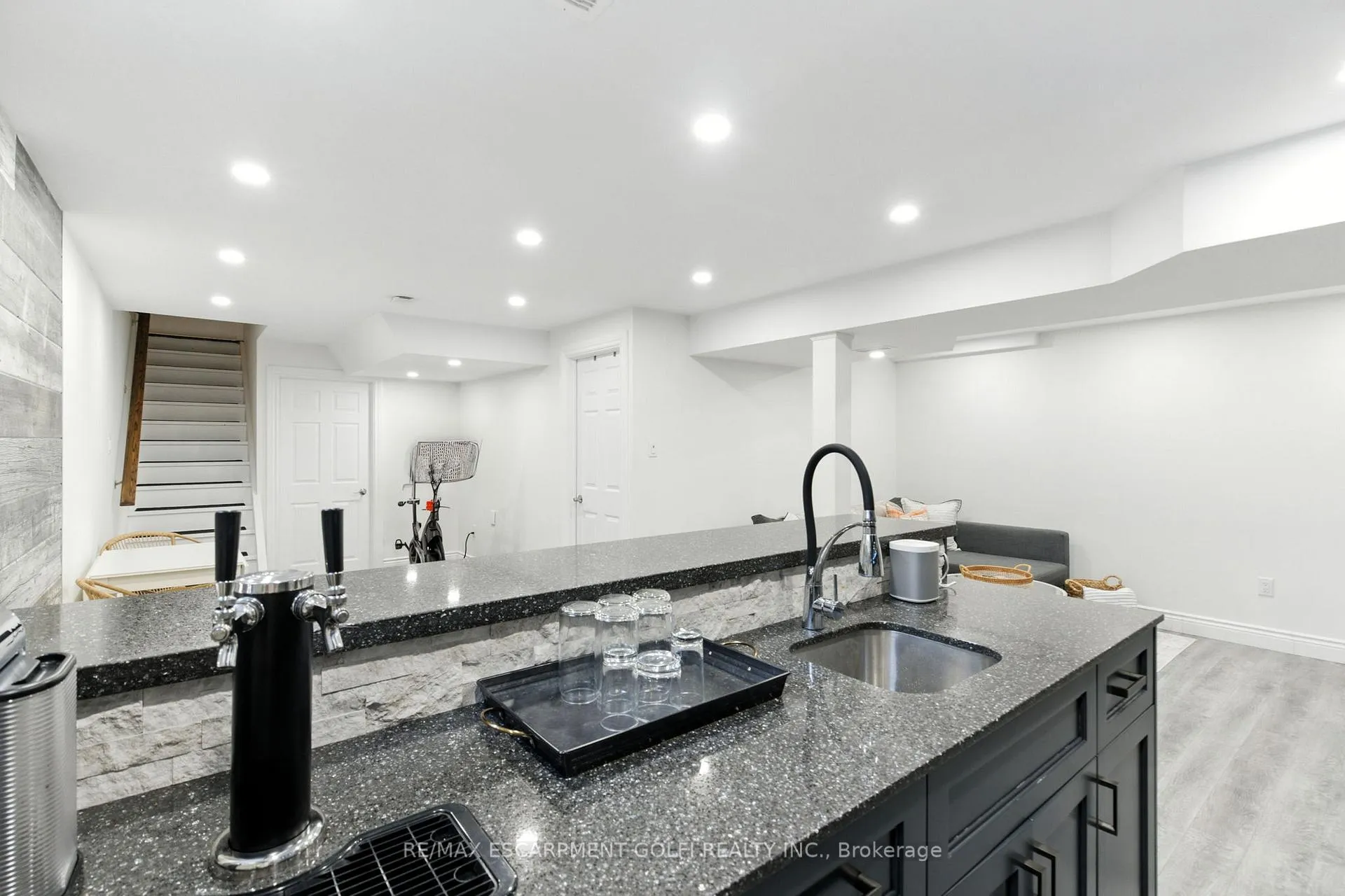 Photo 805 of 70 Dunrobin Lane, Grimsby, Grimsby Beach — HOMEH