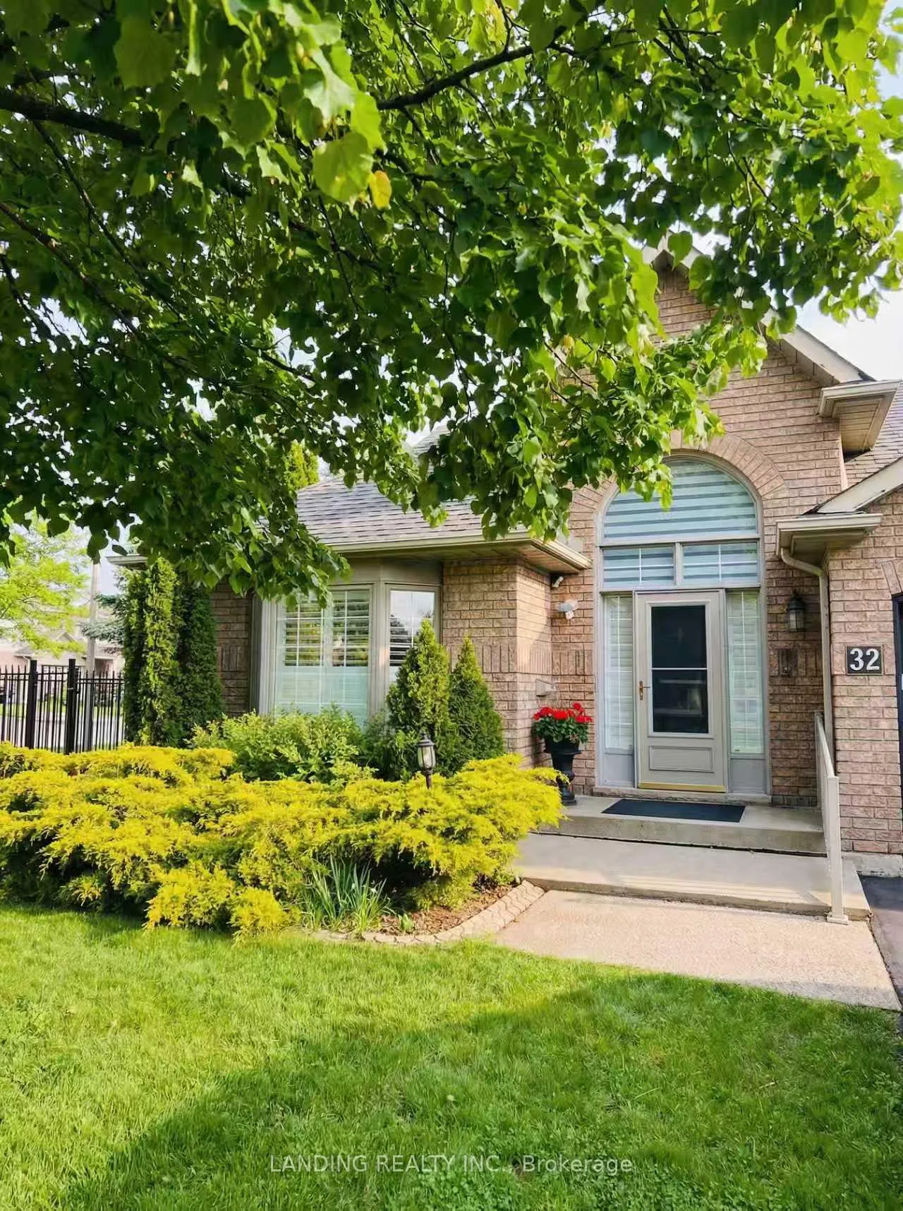 Photo 4 of 32 Red Haven Drive, Grimsby, Grimsby Beach — HOMEH