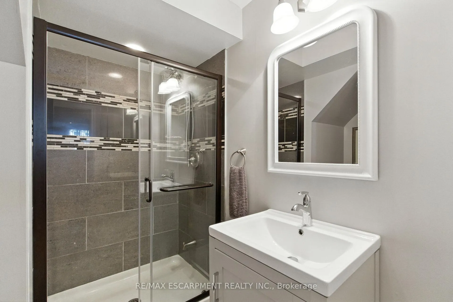 Photo 682 of 36 Pinecreek Road, Hamilton, Waterdown — HOMEH