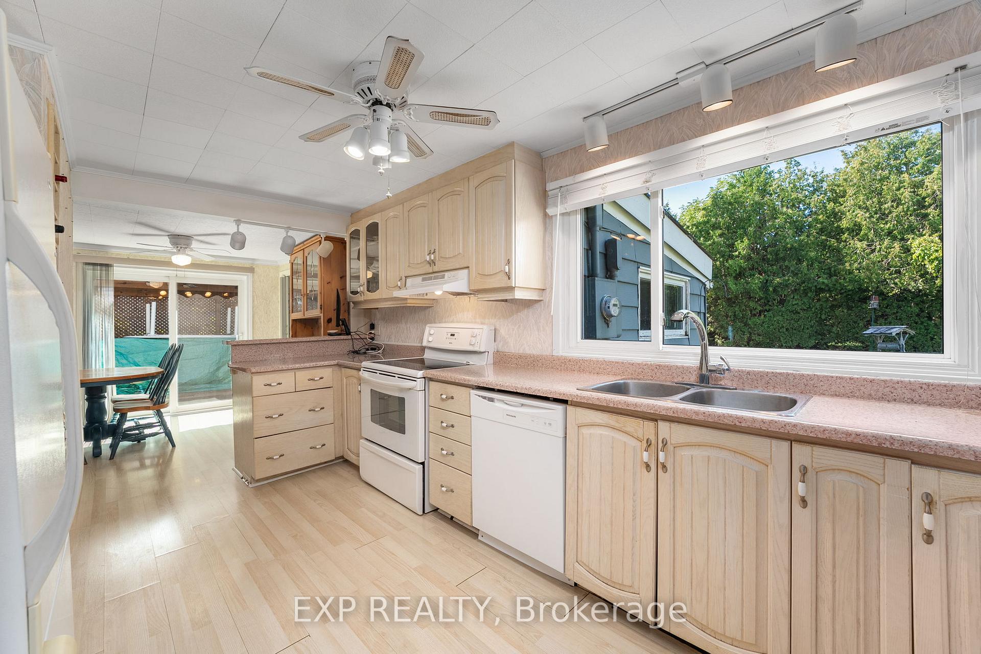 Photo 12 of 45 Westwind Circle, Georgina, Pefferlaw — HOMEH