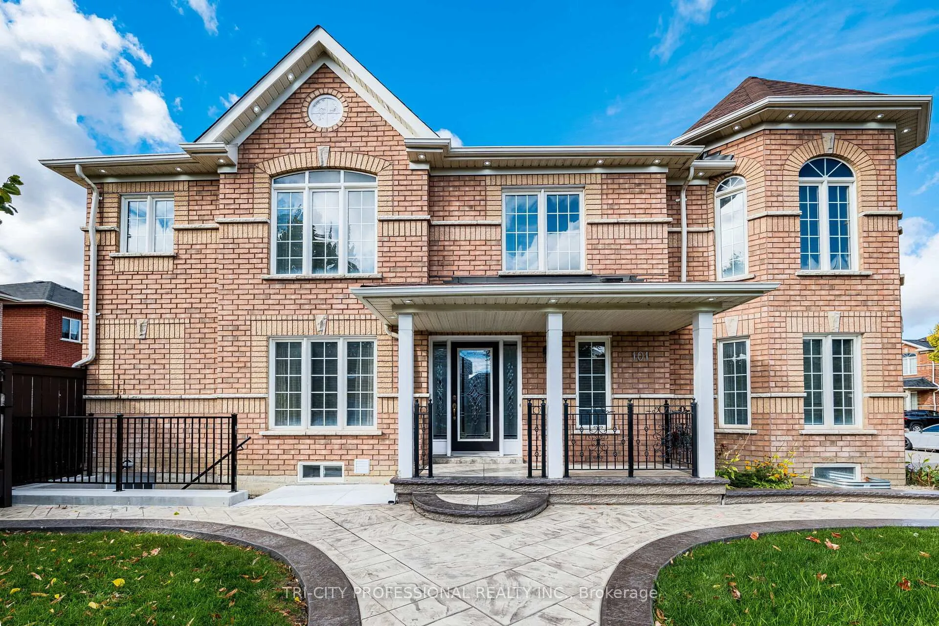 Photo 3 of 101 Williamson Drive, Brampton, Fletcher's Meadow — HOMEH