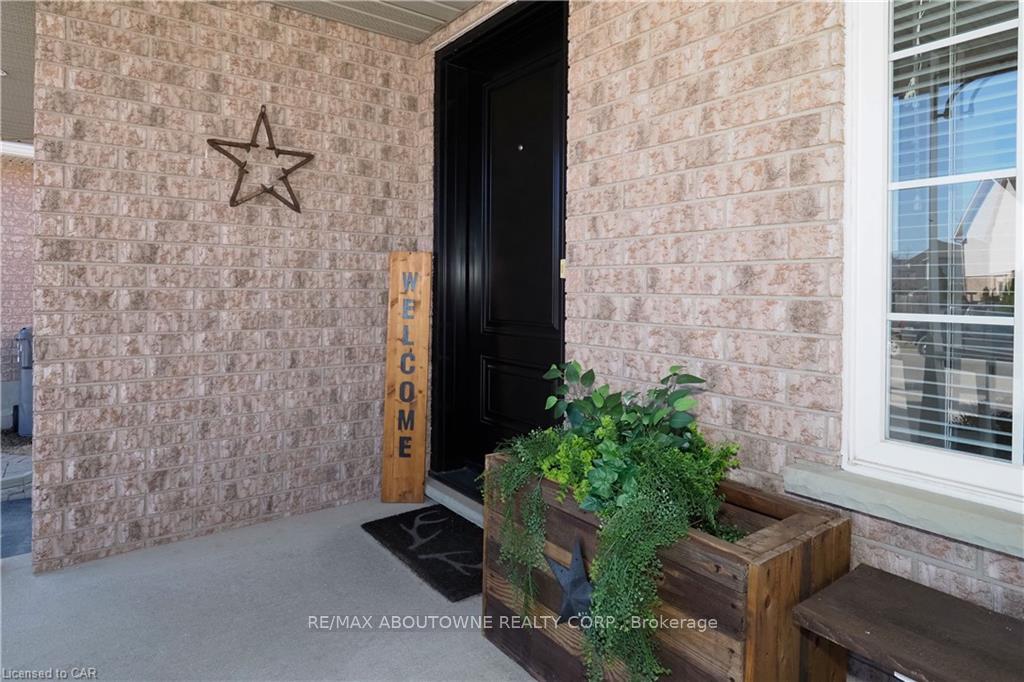 Photo 4 of Unit Main, 33 Boulder Crescent, Guelph, Clairfields/Hanlon Business Park — HOMEH
