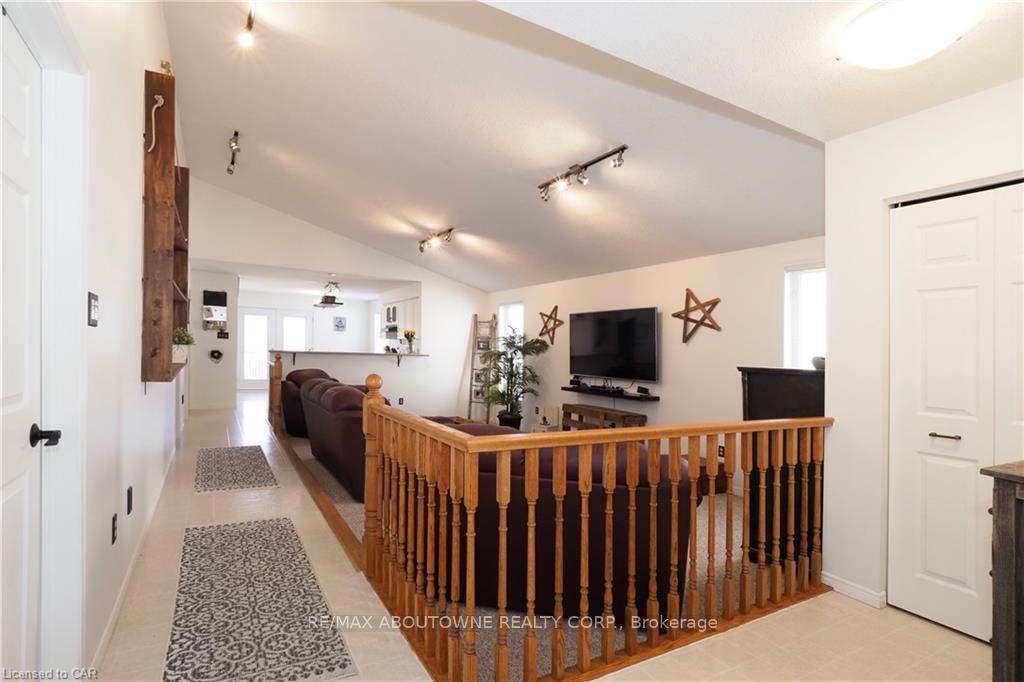 Photo 8 of Unit Main, 33 Boulder Crescent, Guelph, Clairfields/Hanlon Business Park — HOMEH