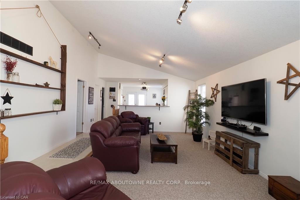 Photo 9 of Unit Main, 33 Boulder Crescent, Guelph, Clairfields/Hanlon Business Park — HOMEH