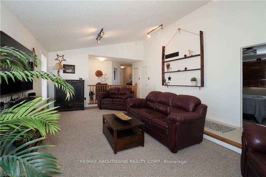 Photo 11 of Unit Main, 33 Boulder Crescent, Guelph, Clairfields/Hanlon Business Park — HOMEH