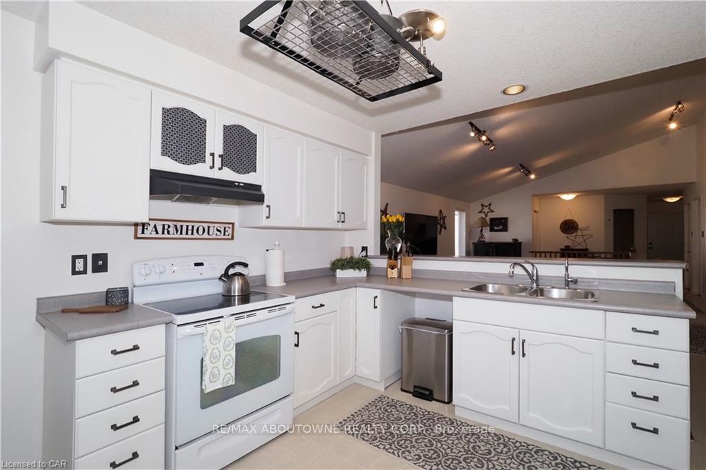 Photo 13 of Unit Main, 33 Boulder Crescent, Guelph, Clairfields/Hanlon Business Park — HOMEH