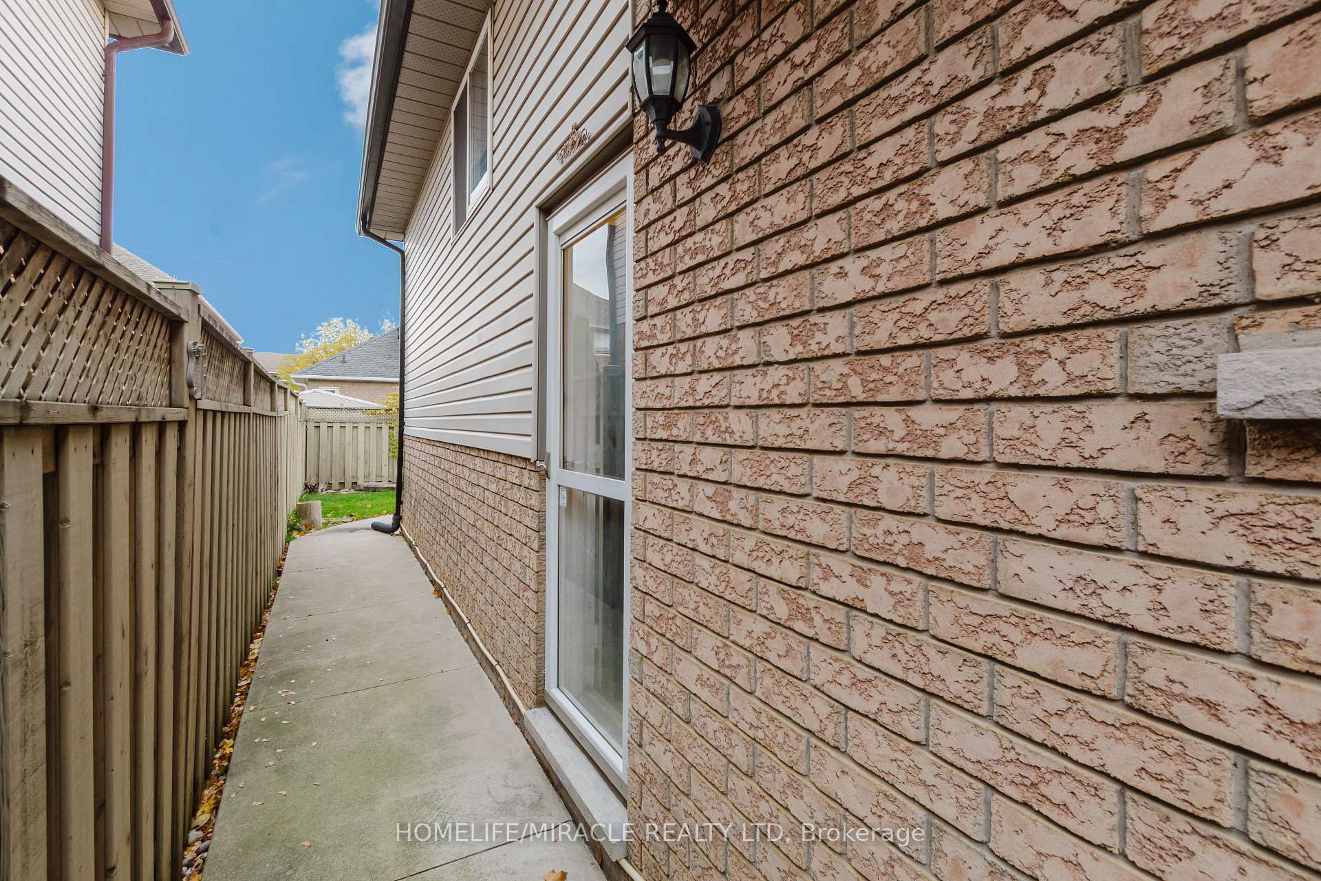 Photo 4 of 84 Hillgarden Drive, Hamilton, Stoney Creek Mountain — HOMEH
