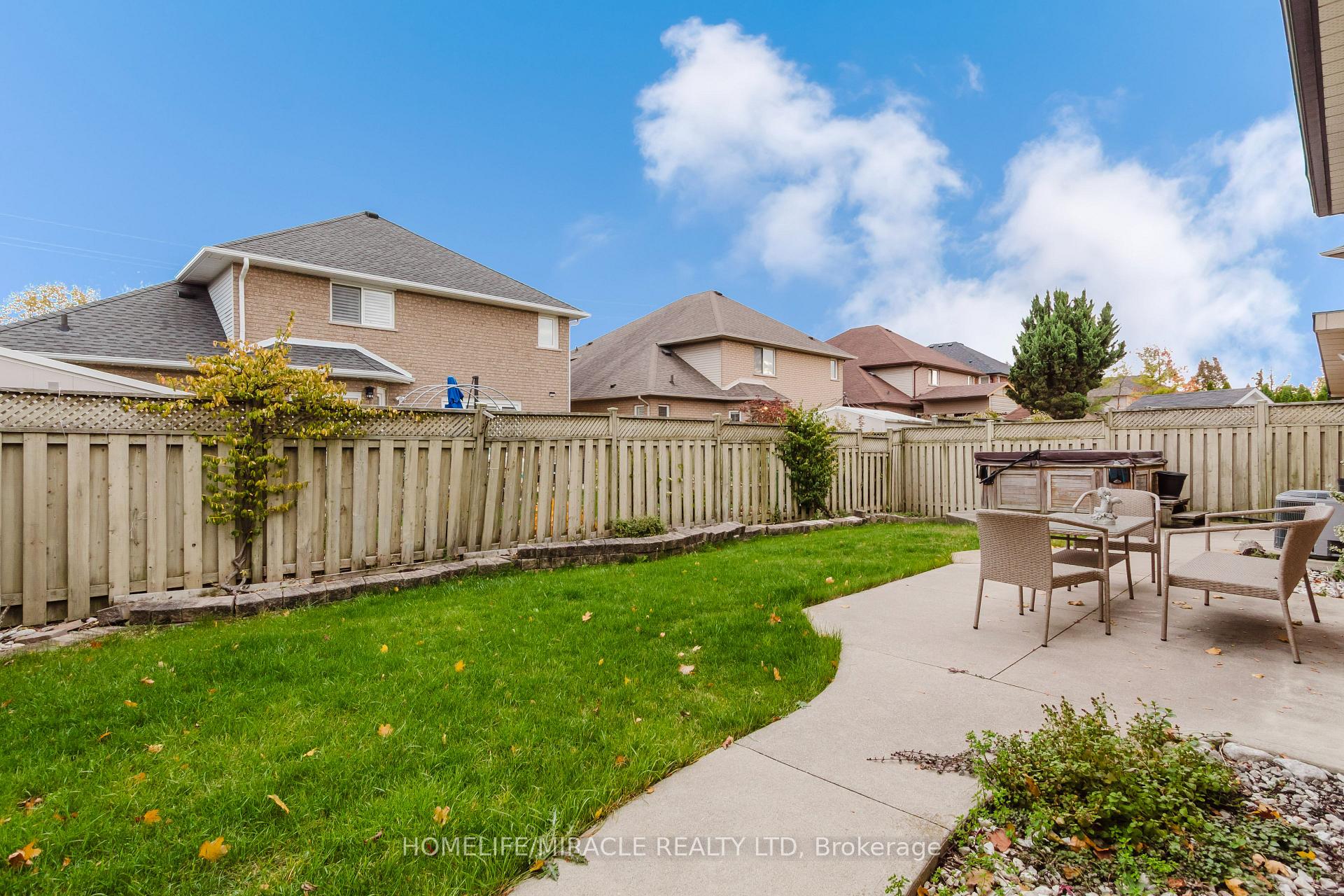 Photo 5 of 84 Hillgarden Drive, Hamilton, Stoney Creek Mountain — HOMEH