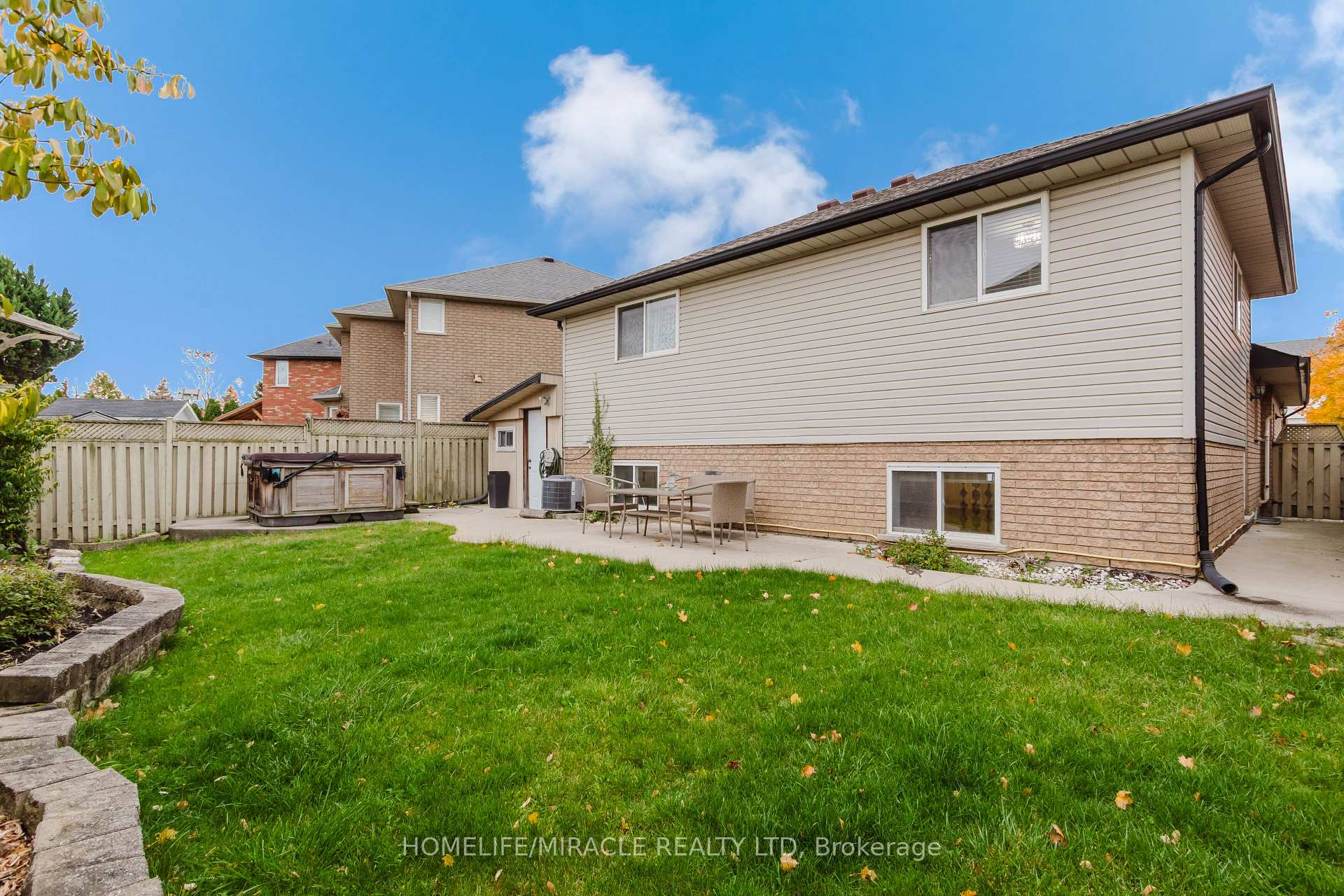 Photo 6 of 84 Hillgarden Drive, Hamilton, Stoney Creek Mountain — HOMEH