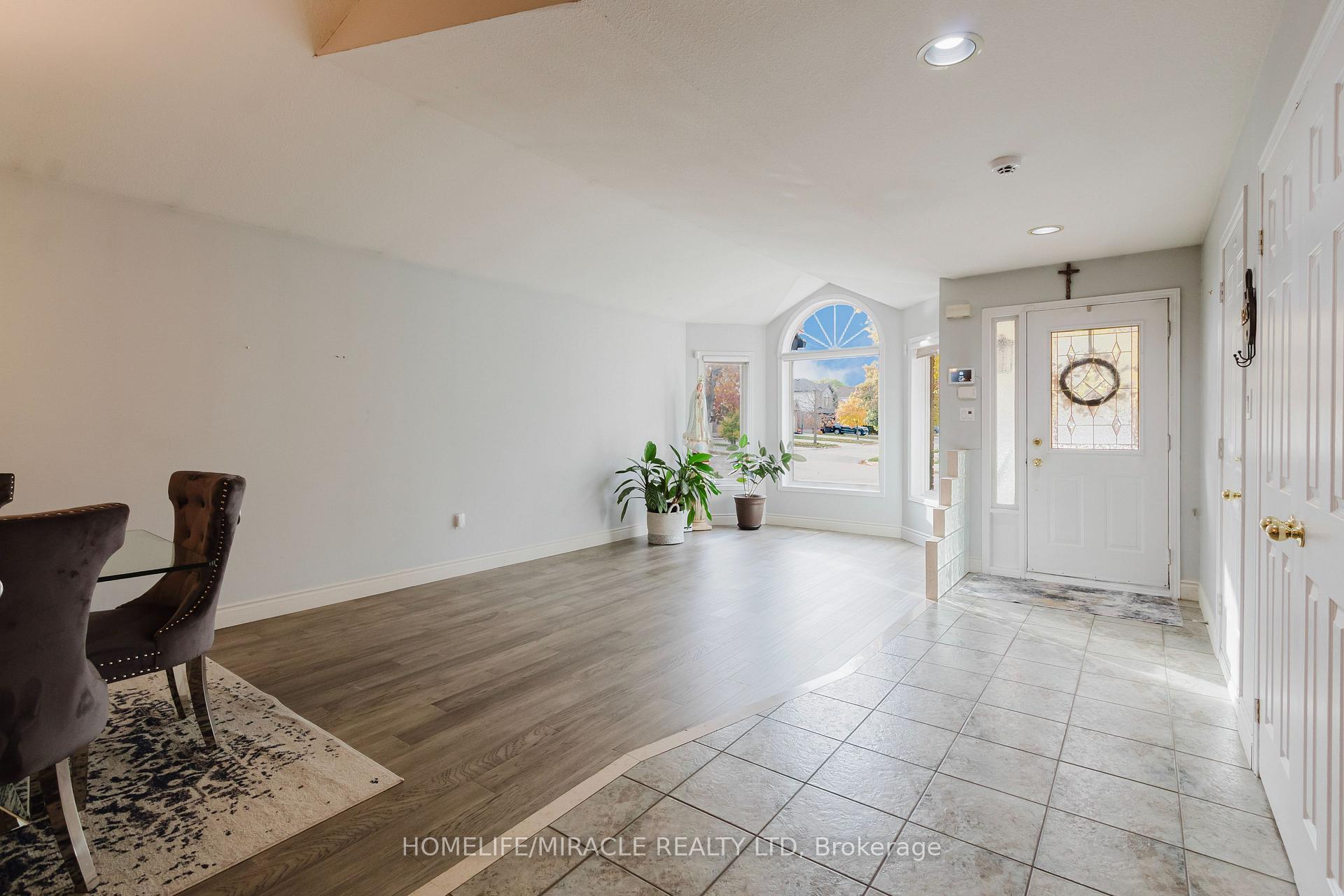 Photo 13 of 84 Hillgarden Drive, Hamilton, Stoney Creek Mountain — HOMEH