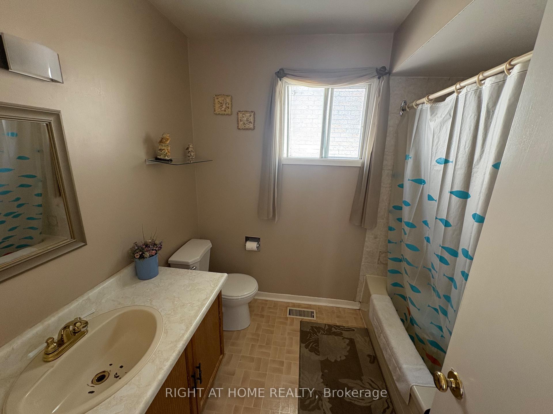 Photo 10 of 2 Fountainbridge Drive, Caledon, Bolton East — HOMEH